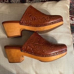 Patricia Nash leather and wood clogs mules 8.5